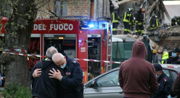 Gubbio, esplode un edificio: morto un uomo, dispersa una donna