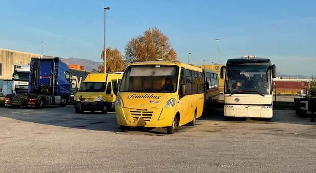Cinque scuolabus senza assicurazione e revisione: sequestro e 4.250 euro di multa