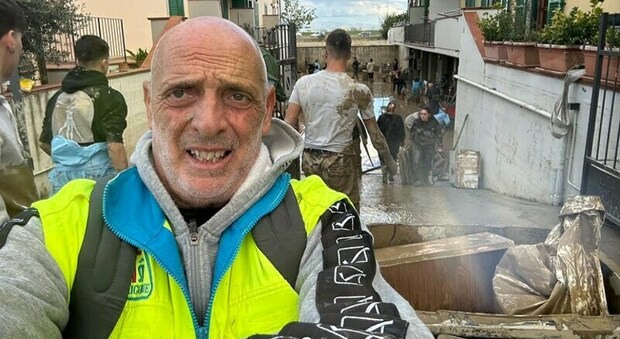 Paolo Brosio tra gli angeli del fango per aiutare la comunità di Campi Bisenzio: «Non potevo stare a casa, è giusto così»