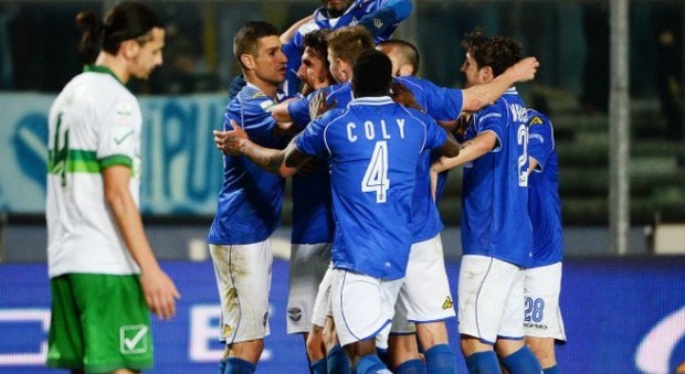 L'esultanza del Brescia dopo il gol di Caracciolo