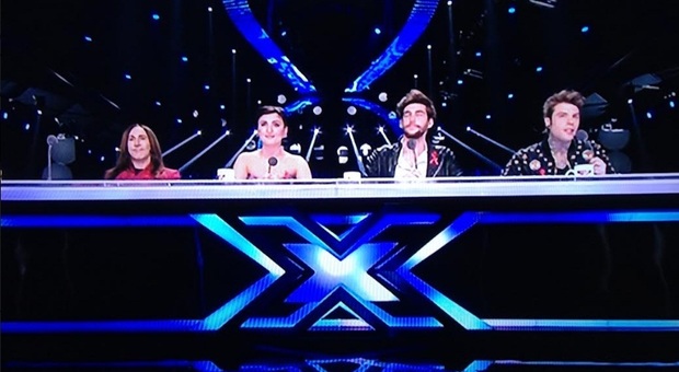 A X Factor il fiocco rosso simbolo della Giornata mondiale contro l'Aids