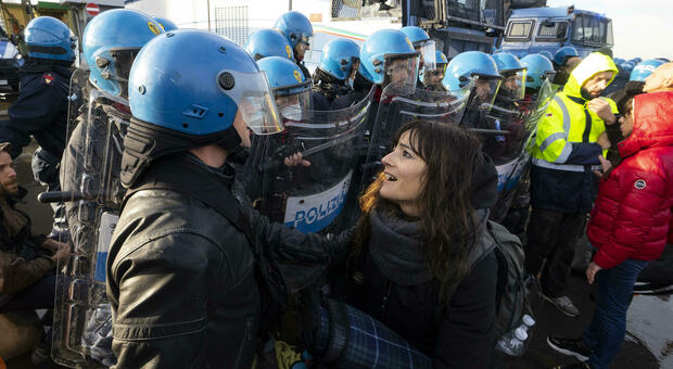 Scontri a Trieste, feriti tre poliziotti: dai manifestanti insulti ai giornalisti. Puzzer: «Vogliamo parlare col governo»
