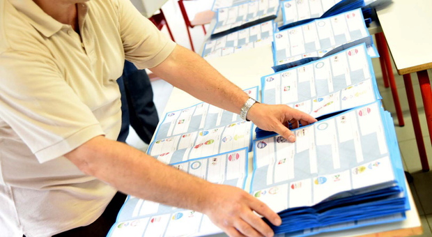 Elezioni in Fvg, cittadini al voto fino alle 15. Affluenza in calo, alle 23 si è fermata al 34,95%