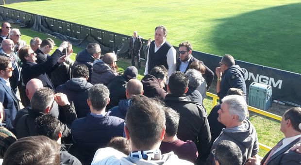 Mancini con i tifosi dopo la concessione dell'esercizio provvisorio