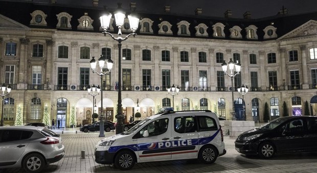 Rapina da film al Ritz di Parigi: rubati milioni, banditi in fuga