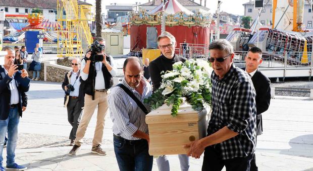 Funerali di Alice, morta per overdose nei bagni della stazione di Udine
