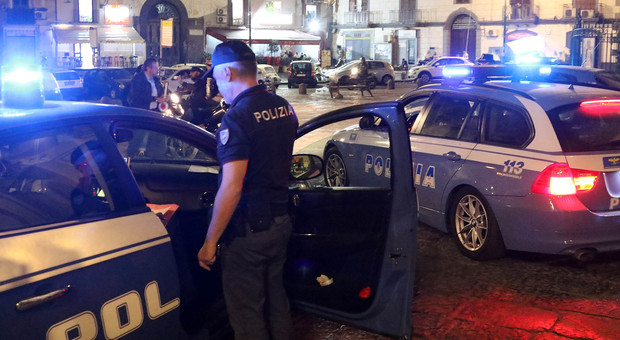Agguato nella notte nei vicoli di Napoli: due uomini feriti a colpi di pistola
