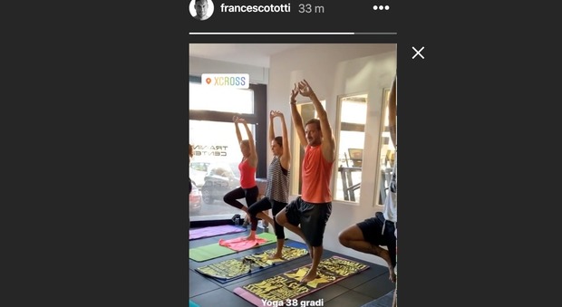 Francesco Totti come non l'avete mai visto: hot yoga a 38 gradi su Instagram. E lui reagisce così