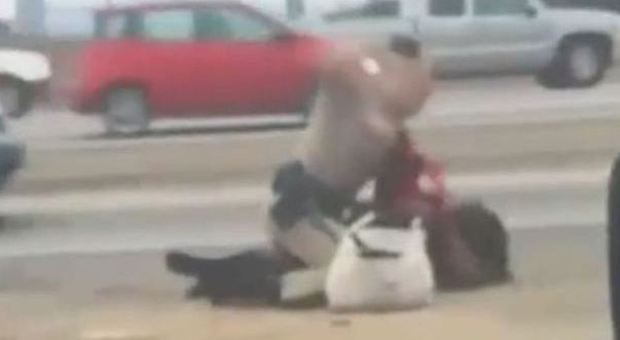 Il poliziotto picchia brutalmente una donna bloccata in terra sull'autostrada: scandalo in California