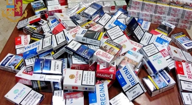 Porta Nolana, fermato tunisino con un coltello e 130 pacchetti di sigarette di contrabbando