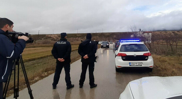 L'arrivo della polizia nel villaggio Posusje, nel sud della Bosnia-Erzegovina, dove sono morti otto giovani