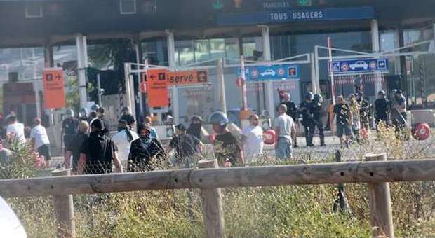 Alta tensione a Nizza: scontri tra polizia e ultrà del Napoli