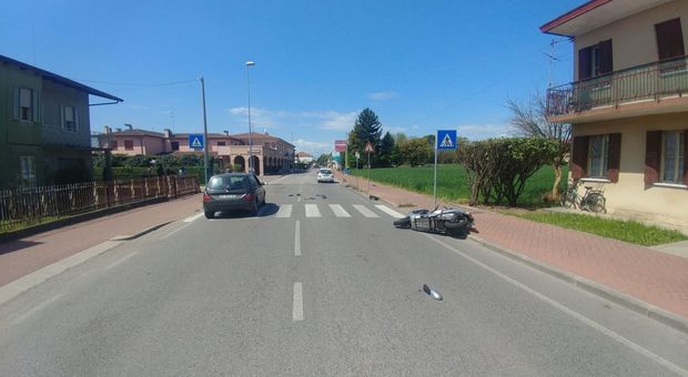 Auto taglia la strada allo scooter: padre di famiglia morto nell'impatto