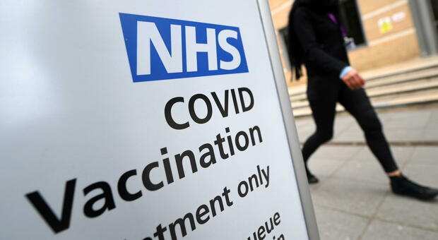 Vaccini, Gran Bretagna oltre quota 42 milioni: oggi 2.000 casi (su un milione di test) e 35 i morti