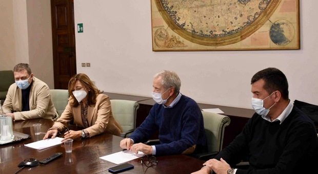 Federico Ricci accanto a Guido Bertolaso con Donatella Tesei e l'assessore alla Sanità Luca Coletto in una riunione di qualche mese fa