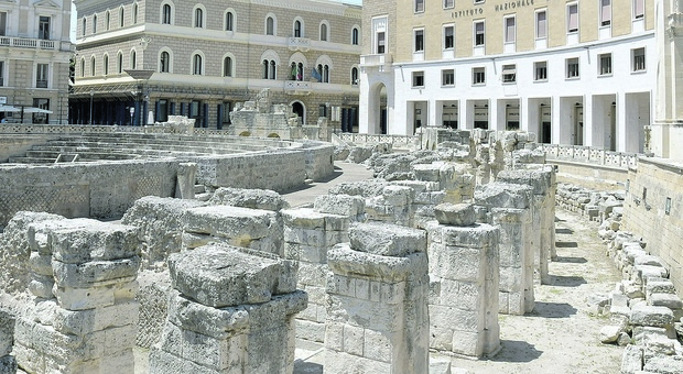 Anfiteatro, doppio cantiere: ruspe in piazza. Si sposteranno i blocchi di pietra nel parco archeologico di Rudiae. E i commercianti?
