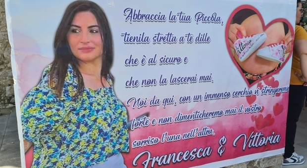 Il manifesto esposto davanti alla chiesa durante i funerali di Francesca e della sua bimba