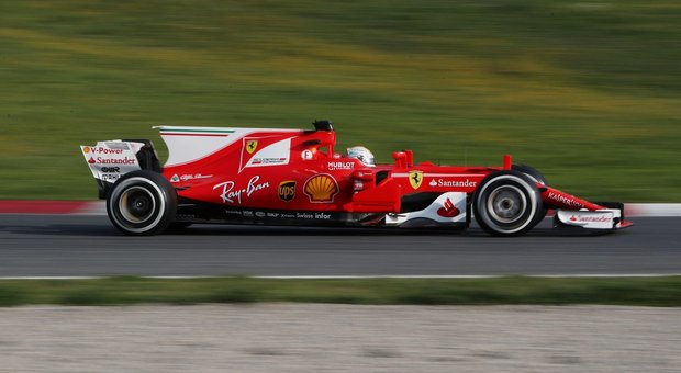 Formula 1, Hamilton davanti a Vettel nella prima giornata di test