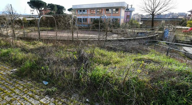 Tor Bella Monaca quartiere dimenticato: «Il parco giochi chiuso da ben tre anni»