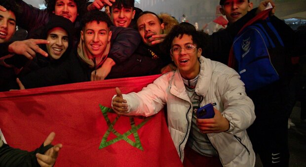 Marocco in semifinale ai Mondiali, a Vicenza tifosi in strada con le famiglie: traffico paralizzato