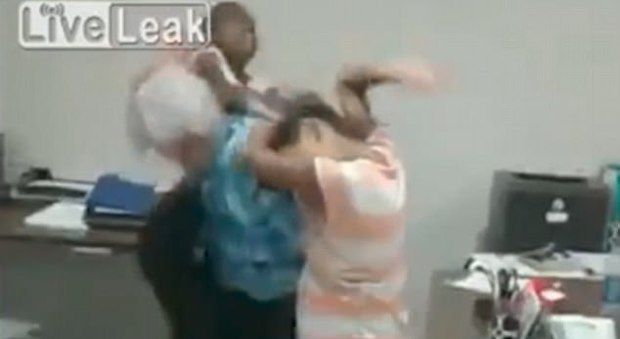 Professoressa separa due alunne che si discutono in classe, le studentesse la picchiano