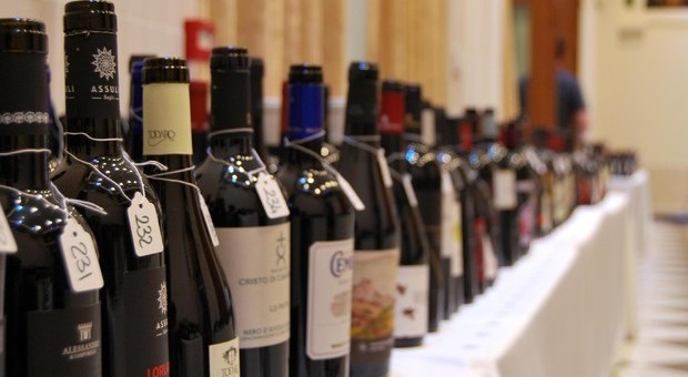 Svizzera, ladro beve 31 bottiglie di vino nella cantina di un condominio: trovato ubriaco dalla polizia