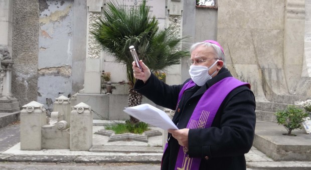 Messe ancora vietate, la rabbia del vescovo Giuseppe Piemontese: «Limitazione che leggo come abuso»