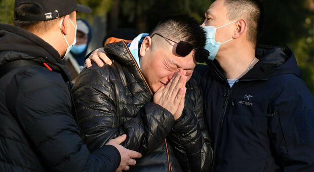 Foto: Un fan di Maradona gli rende omaggio davanti all'ambasciata argentina a Pechino, AFP