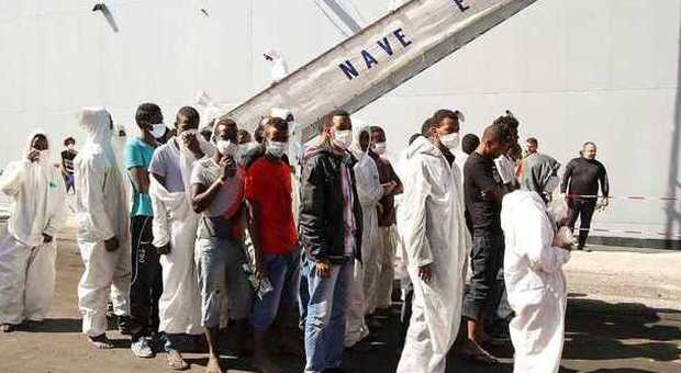 Salerno, domani nuovo sbarco di migranti: si insedia l'unità di crisi