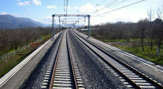 A spasso sui binari, 30enne straniero fa fermare i treni diretti in Puglia