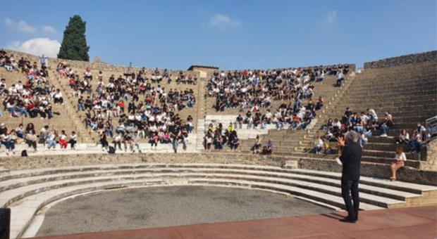 Teatro grande di Pompei, studenti del Pascal e del Pantaleo in scena con “Uccelli” di Aristofane