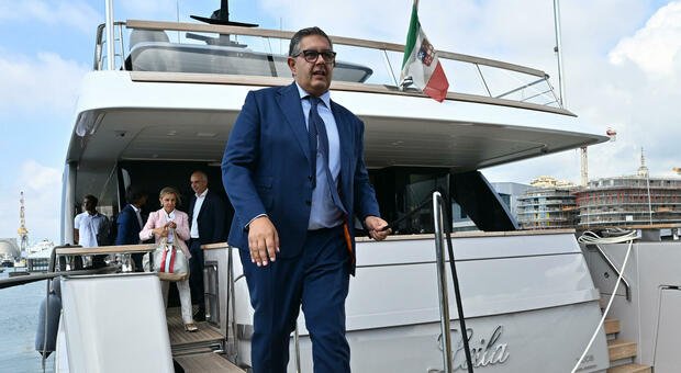 Il presidente della Regione Liguria Giovanni Tori scende dallo yacht di Aldo Spinelli, in una foto d'archivio. ANSA/LUCA ZENNARO