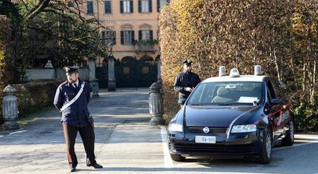 Arcore, imprenditore si dà fuoco davanti alla villa di Berlusconi: «La banca mi ha tolto il credito»