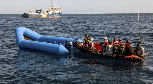 Migranti, 393 riportati in Libia. Salvini: «La collaborazione funziona»