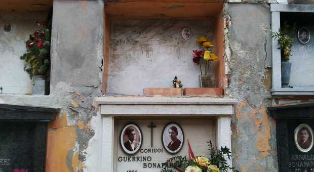 Loculi a pezzi con le bare in vista: da 7 anni lo sfregio nel cimitero di Novilara