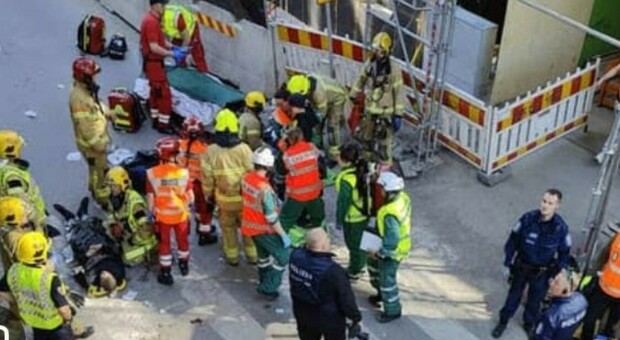 Crolla un ponte in Finlandia, 27 bambini feriti: precipitati in strada mentre lo attraversavano
