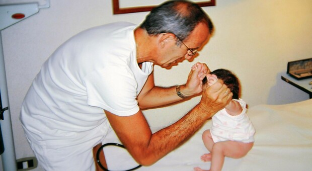 Il dottor Giuseppe Tramacera mentre visita uno dei suoi piccoli pazienti