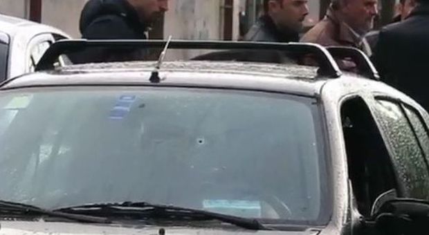 Napoli, sparatoria in pieno giorno: uomo ferito mentre è con la moglie