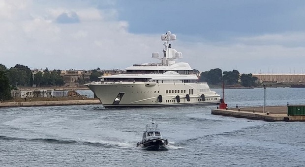 Il Pelorus mentre entra nel porto di Brindisi