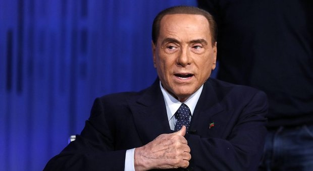 «Ragazze, mi chiedete l'impossibile», spunta il video delle olgettine con Berlusconi