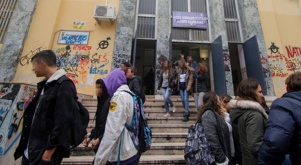 Napoli, liceo Sannazaro nel caos: sospensione con effetto immediato per la preside Colantonio