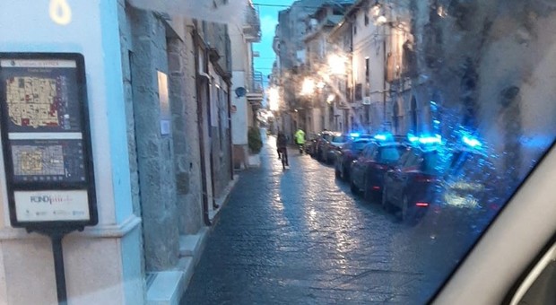 Blitz di carabinieri e Nas a Fondi, maxi retata nel centro storico