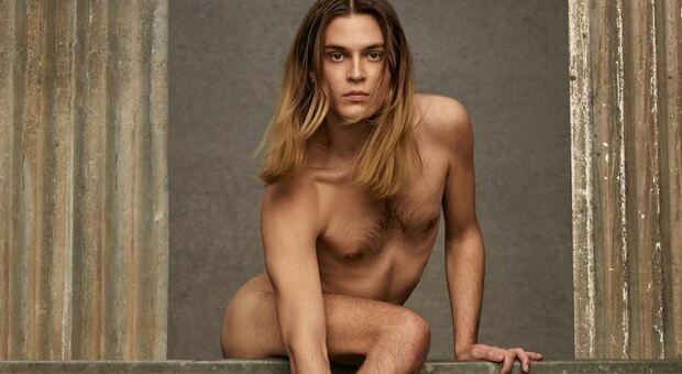 Valentino, modello nudo con la borsa scatena l'odio sui social. Piccioli: «È la bellezza del nostro tempo»