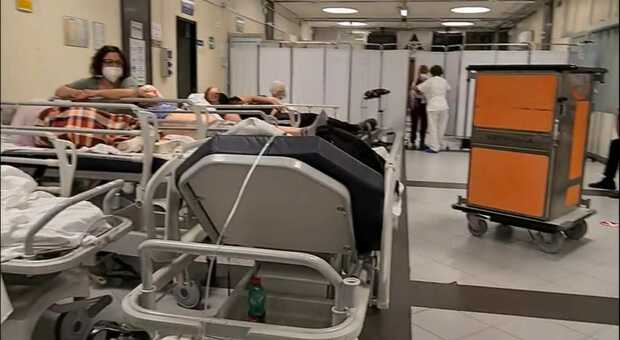 Ospedale Cardarelli di Napoli, posti esauriti nel reparto Covid: tornano i “separé” per isolare i positivi