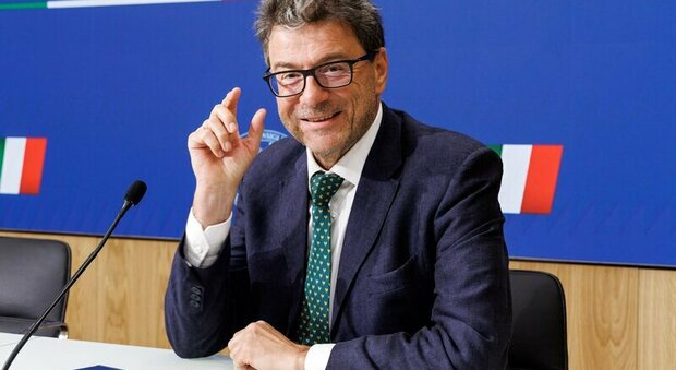 Chi è Giancarlo Giorgetti, il ministro dell'Economia al centro delle richieste dei partiti per la manovra