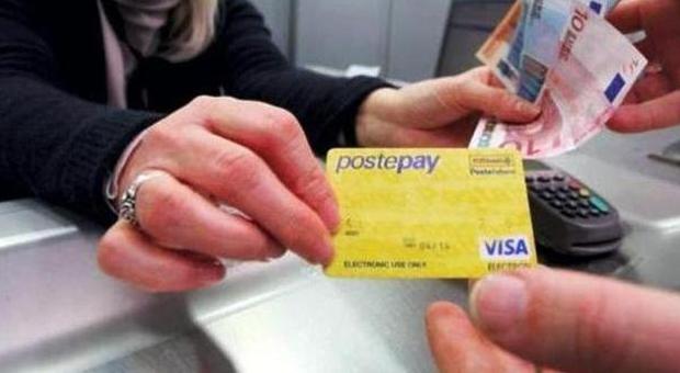 Ricarica la PostePay con 1.980 euro al bar e scappa per non pagare