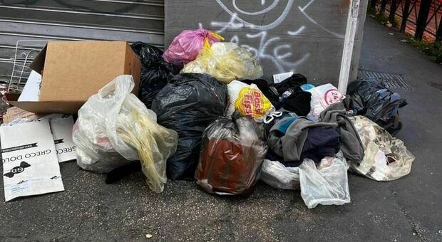 San Lorenzo, rifiuti invadono le strade: il degrado continua