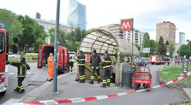Suicidio alla metro Repubblica: linea gialla di nuovo bloccata, macchinista sotto choc