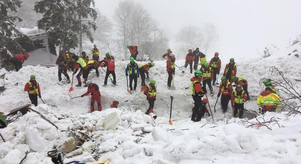 Rigopiano, strage nell'hotel: «La strada andava liberata dalla neve»