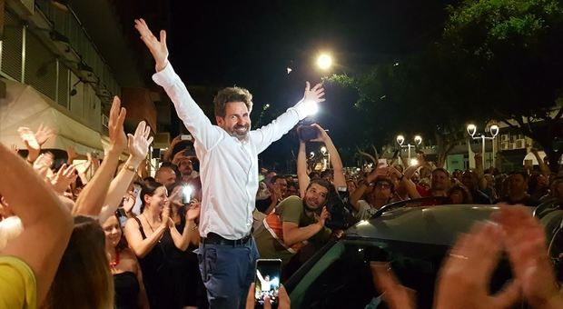 Salvemini è il nuovo sindaco di Lecce La chiamata di Renzi: «Hai fatto il miracolo»